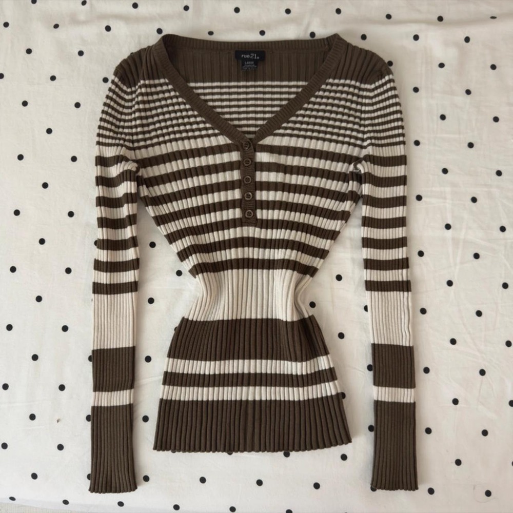 Rue 21 Y2K olive & cream Ribbed Vneck Henley